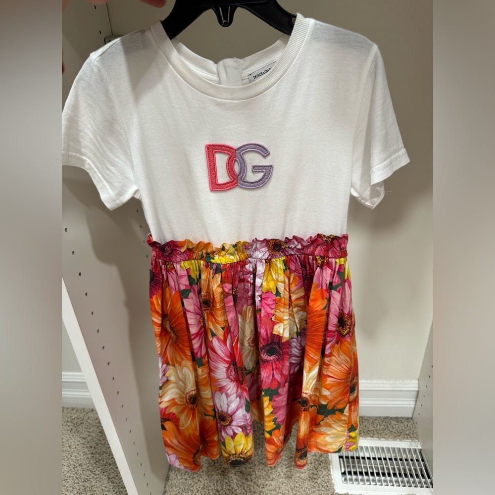 Dolce&Gabbana dress for girls. Size 6T. The color is white with flower color.
